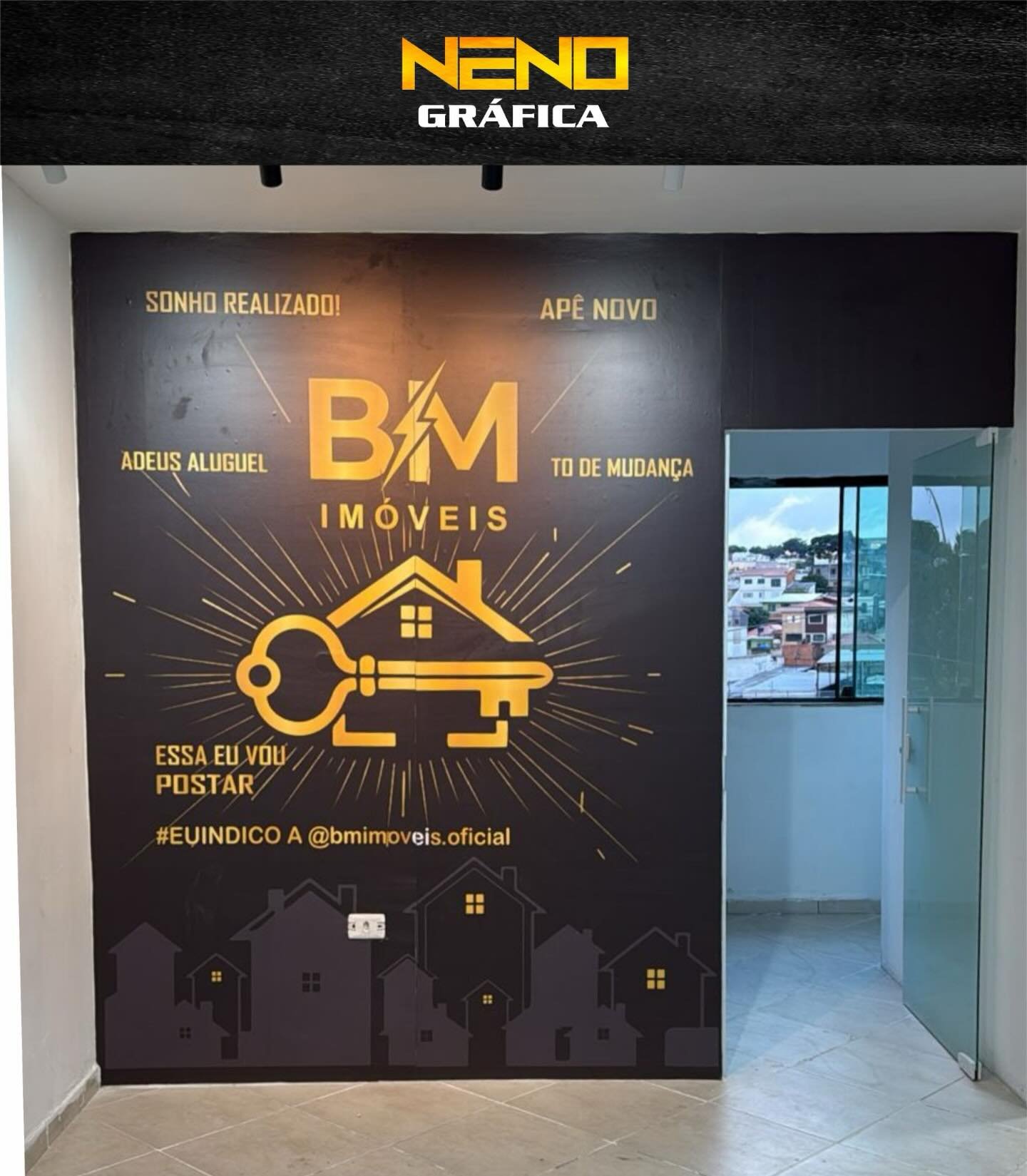 Adesivação de parede produzida pela Neno Gráfica para a BM Imóveis